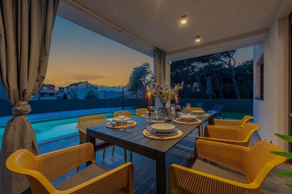 Bright bedroom with balcony at Villa Maslina