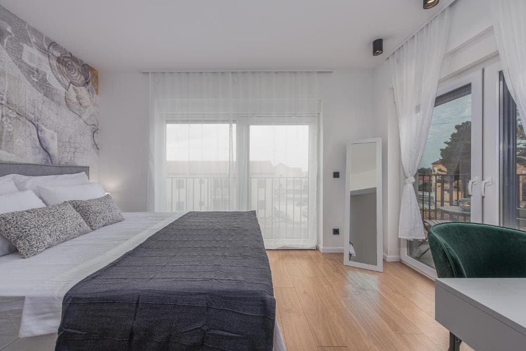 Bedroom with decorative headboard wall art at Villa Maslina